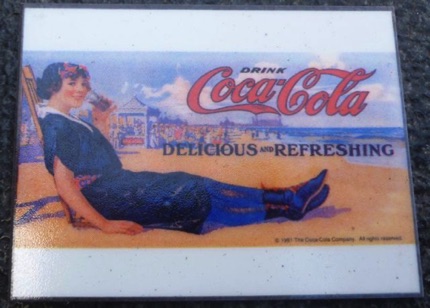 9335-4 € 2,50 coca cola ijzeren magneet 8x6cm  (1x op kaart)